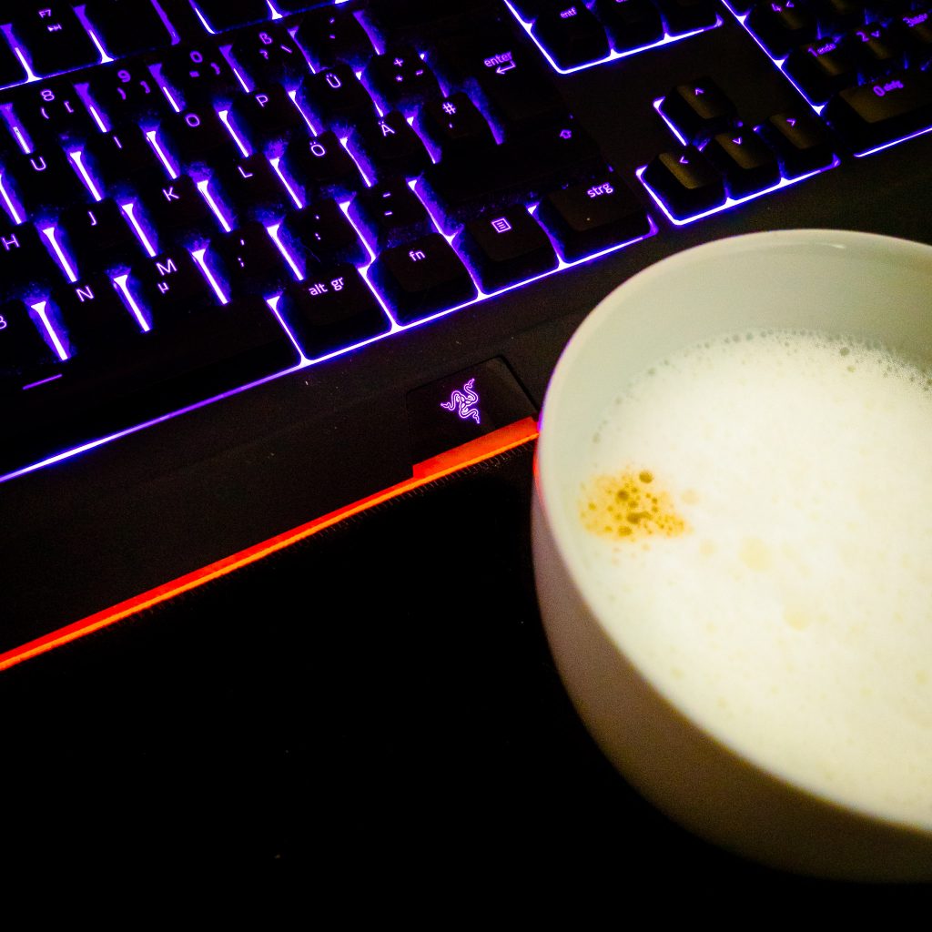 Tastatur im Homeoffice mit Kaffeetasse