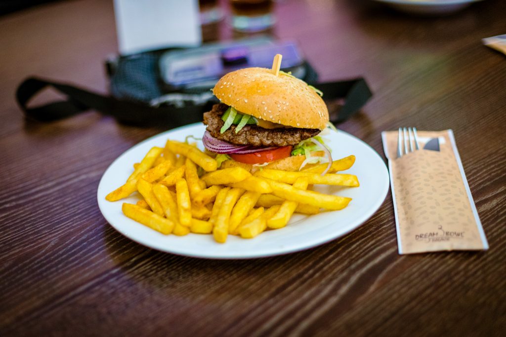Hamburger mit Pommes