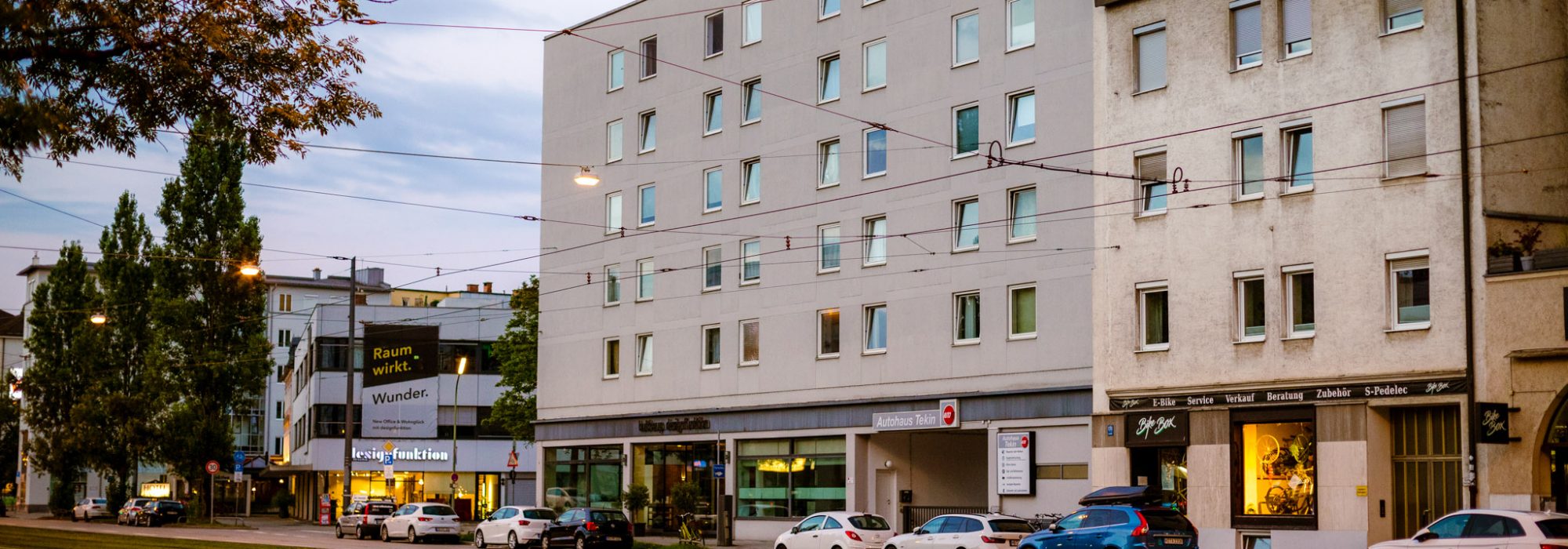 Gebäude in München an Straße