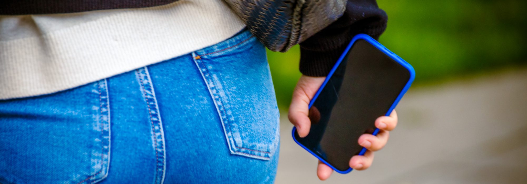 Person mit Smartphone in der Hand