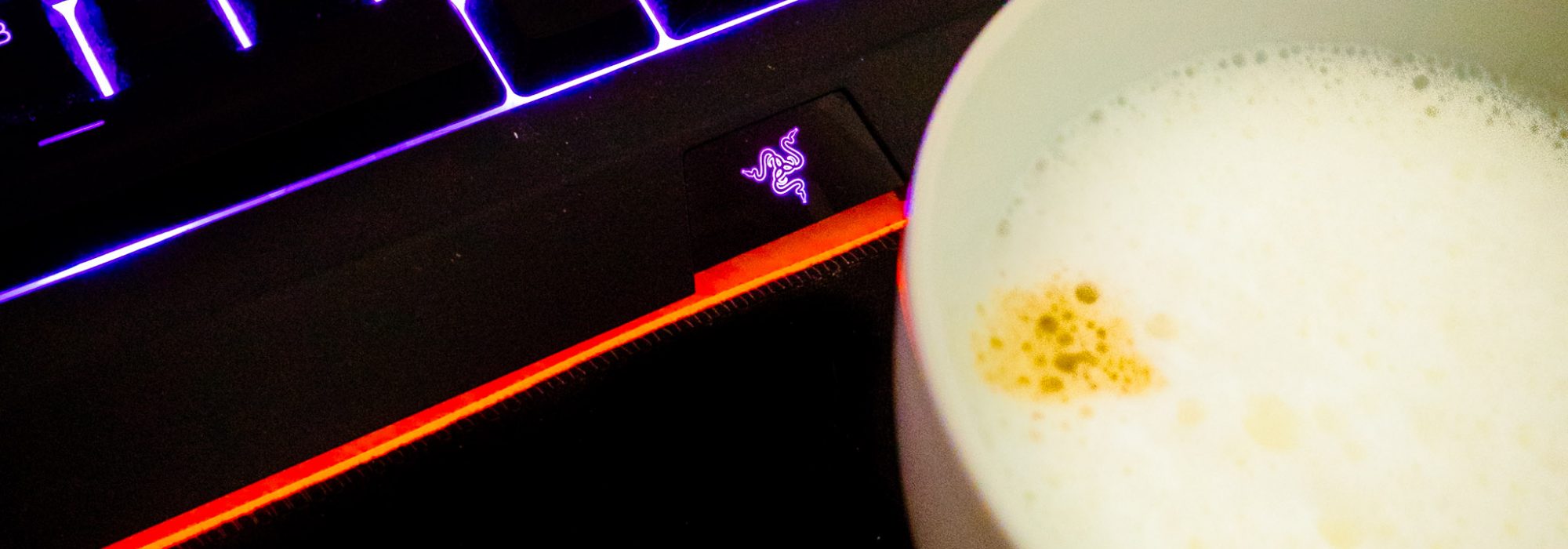 Tastatur im Homeoffice mit Kaffeetasse